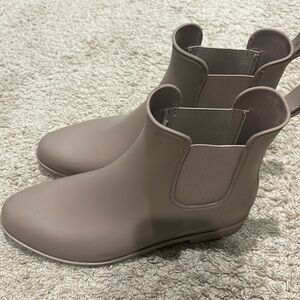 Size 11 rain boots / boots
